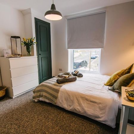 Quiet Location - 3 Bedroom Family House With 3 Shower Room - 2 Parking Spaces Plymouth Extérieur photo