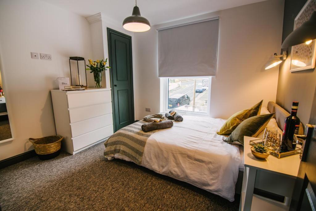 Quiet Location - 3 Bedroom Family House With 3 Shower Room - 2 Parking Spaces Plymouth Extérieur photo