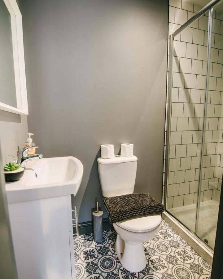 Quiet Location - 3 Bedroom Family House With 3 Shower Room - 2 Parking Spaces Plymouth Extérieur photo